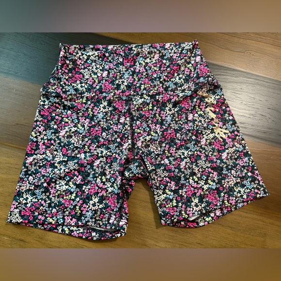 Pink bike shorts - Picture 1 of 3
